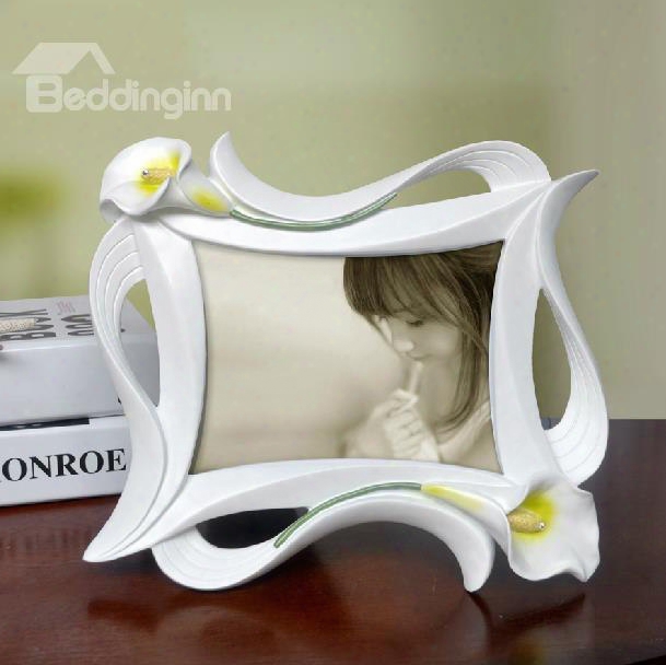 New Arrival Beautiful Tulip Style Retangular White Photo Frame With Carvings