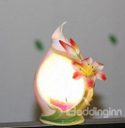New Arrival Beautiful White Color Elegant Lily Design Ceramic Candle Holder