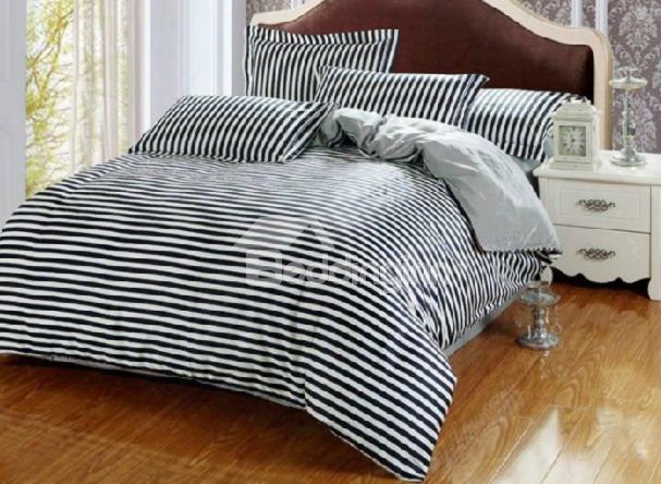 Comfortable Dark Blue And White 4-piece Staple Cotton Duvet Cover Sets